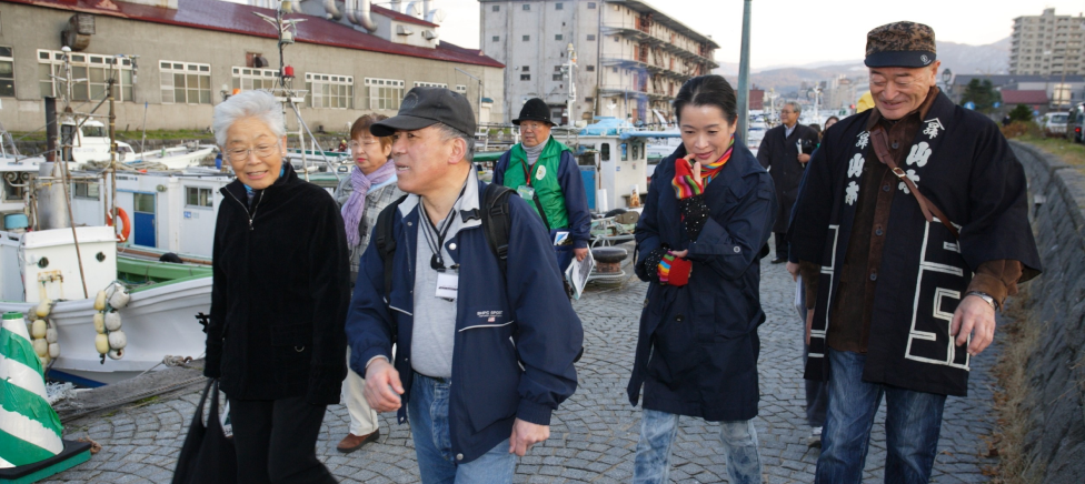 小樽の街を歩く人たち